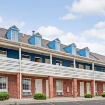 Travelodge By Wyndham Canton-Livonia Area, Mi Екстериор снимка
