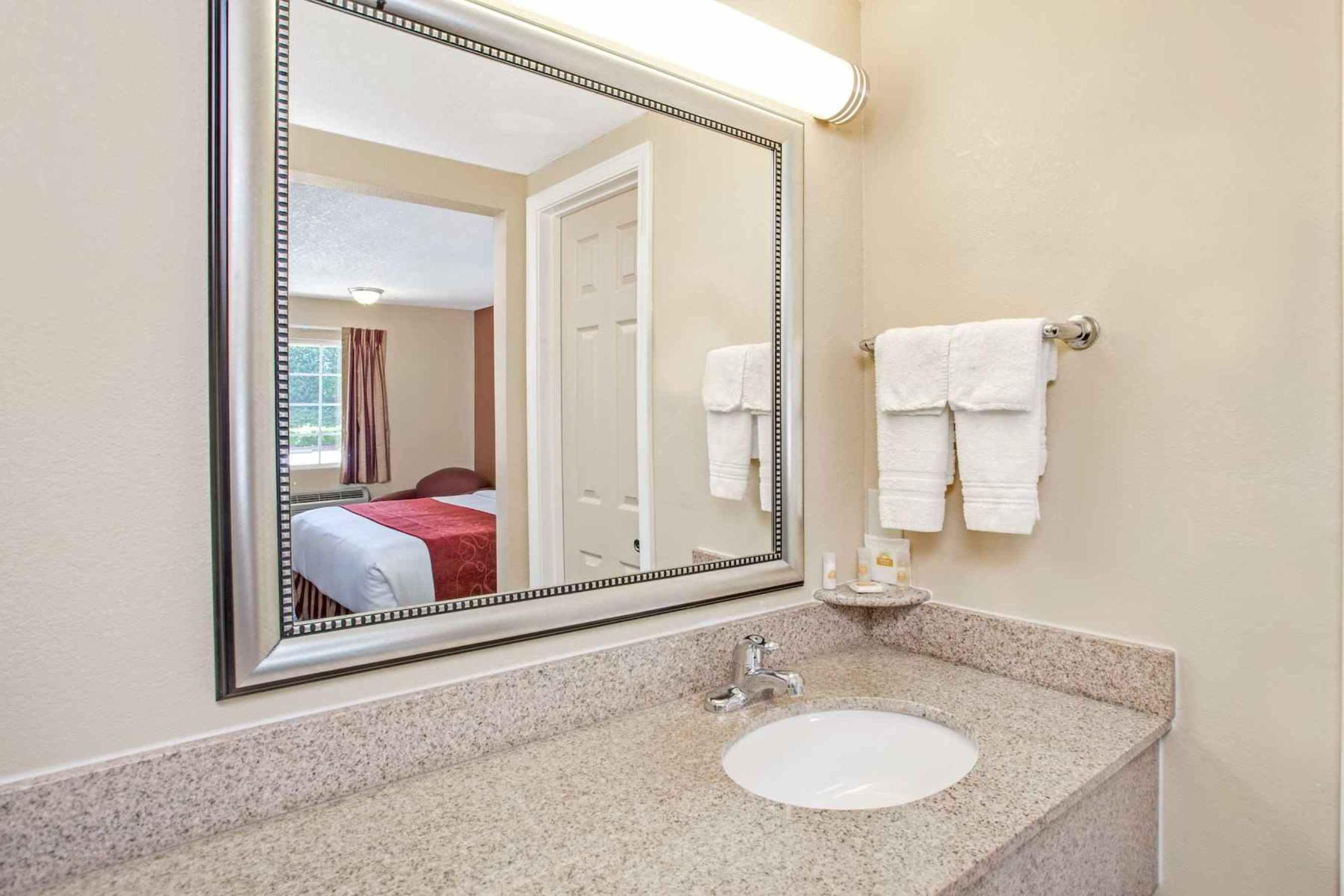 Travelodge By Wyndham Canton-Livonia Area, Mi Екстериор снимка