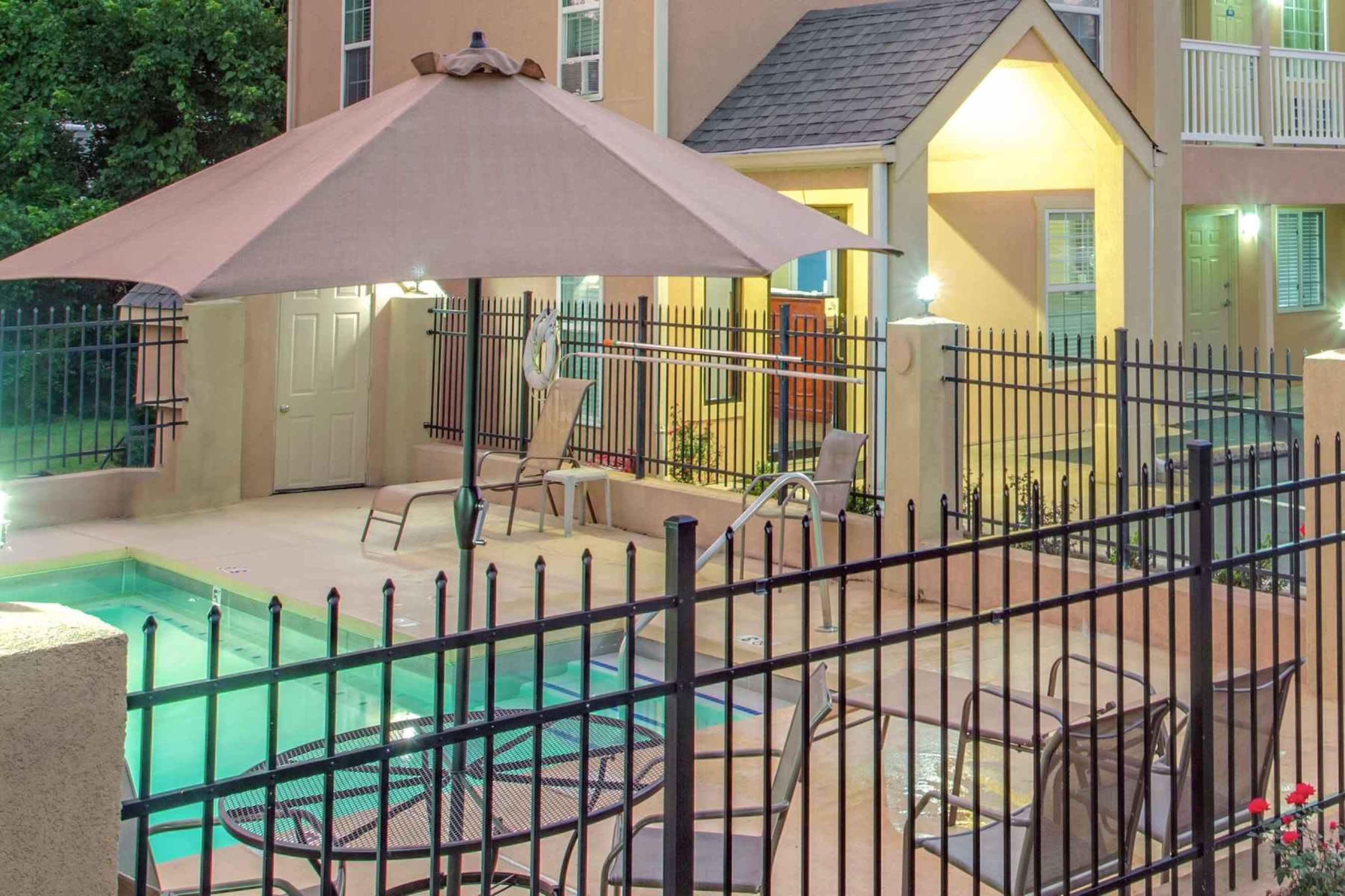 Travelodge By Wyndham Canton-Livonia Area, Mi Екстериор снимка