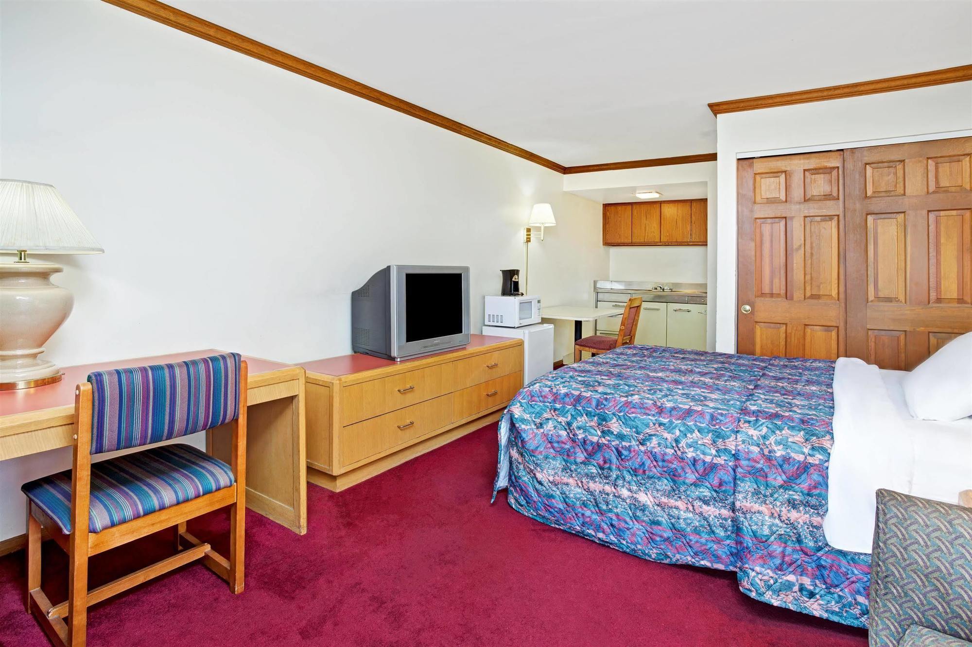 Travelodge By Wyndham Canton-Livonia Area, Mi Екстериор снимка