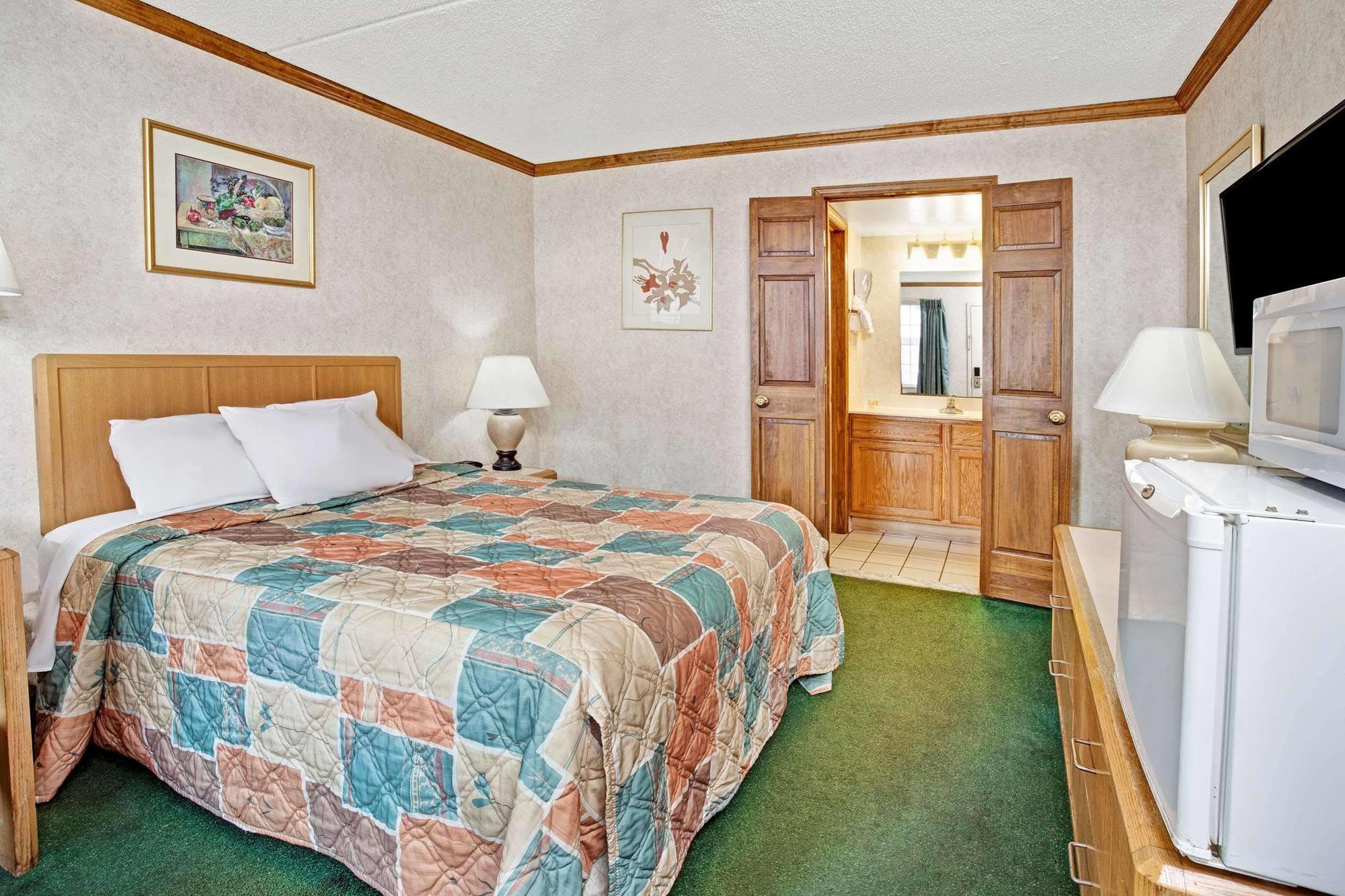Travelodge By Wyndham Canton-Livonia Area, Mi Екстериор снимка