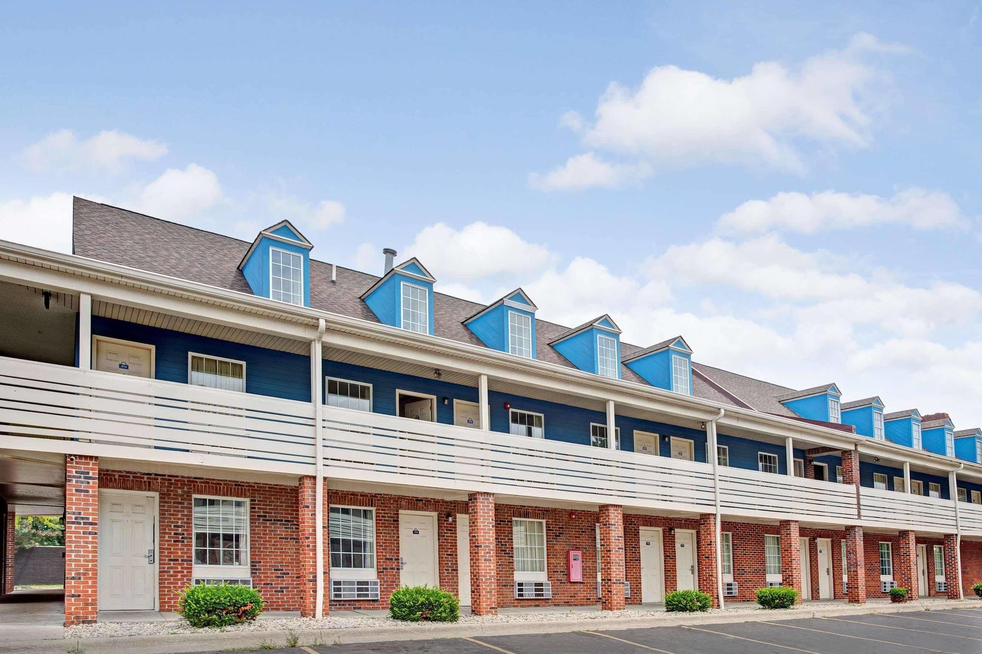Travelodge By Wyndham Canton-Livonia Area, Mi Екстериор снимка